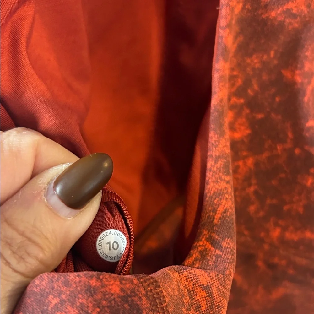 Lululemon EUC Red and Black Patterned Crop Top size 10.